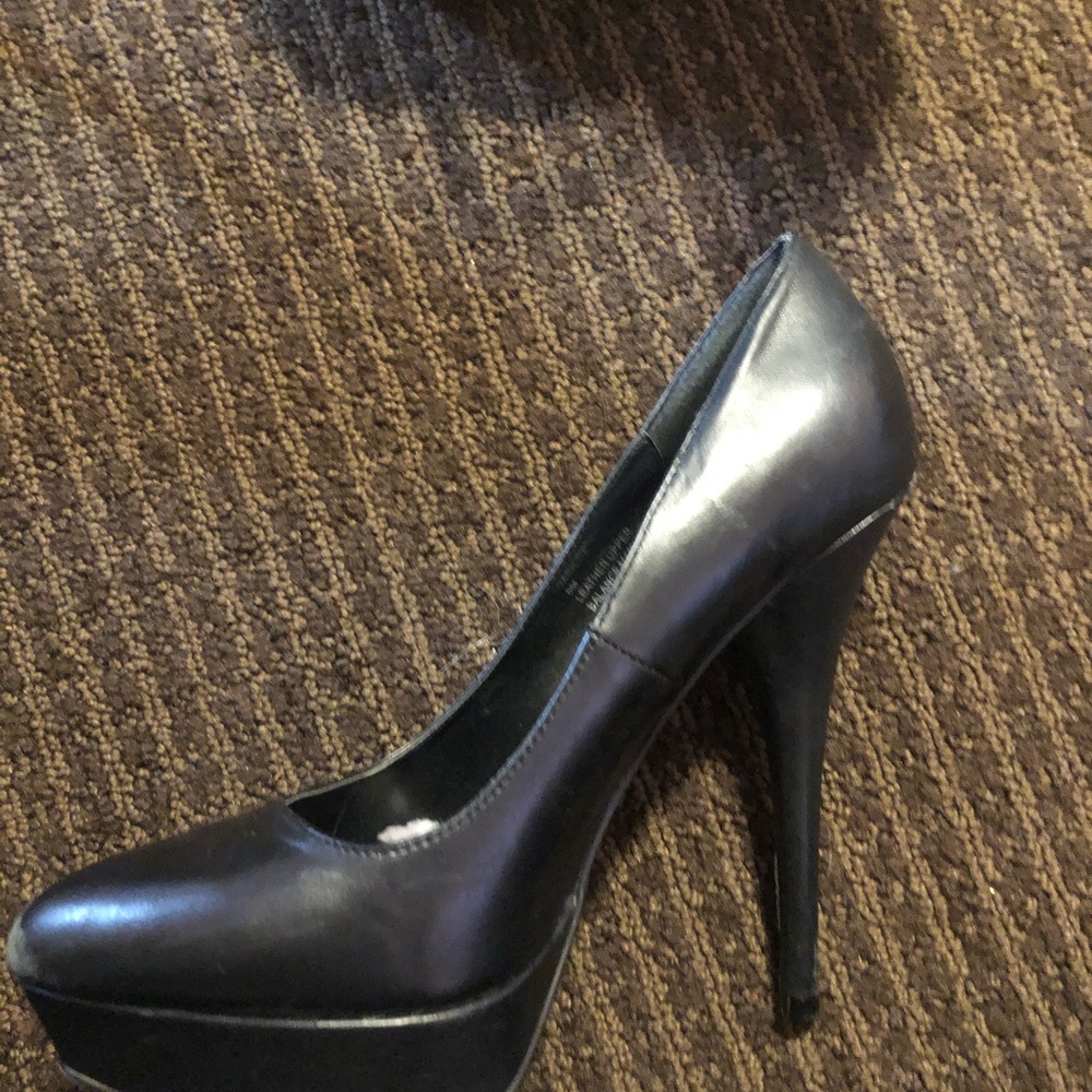 Good condition, black leather pumps